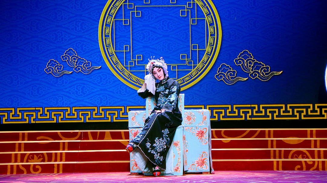 "凌云志"战队首位登场的选手是来自武汉京剧院的青年花旦演员刘思秀.