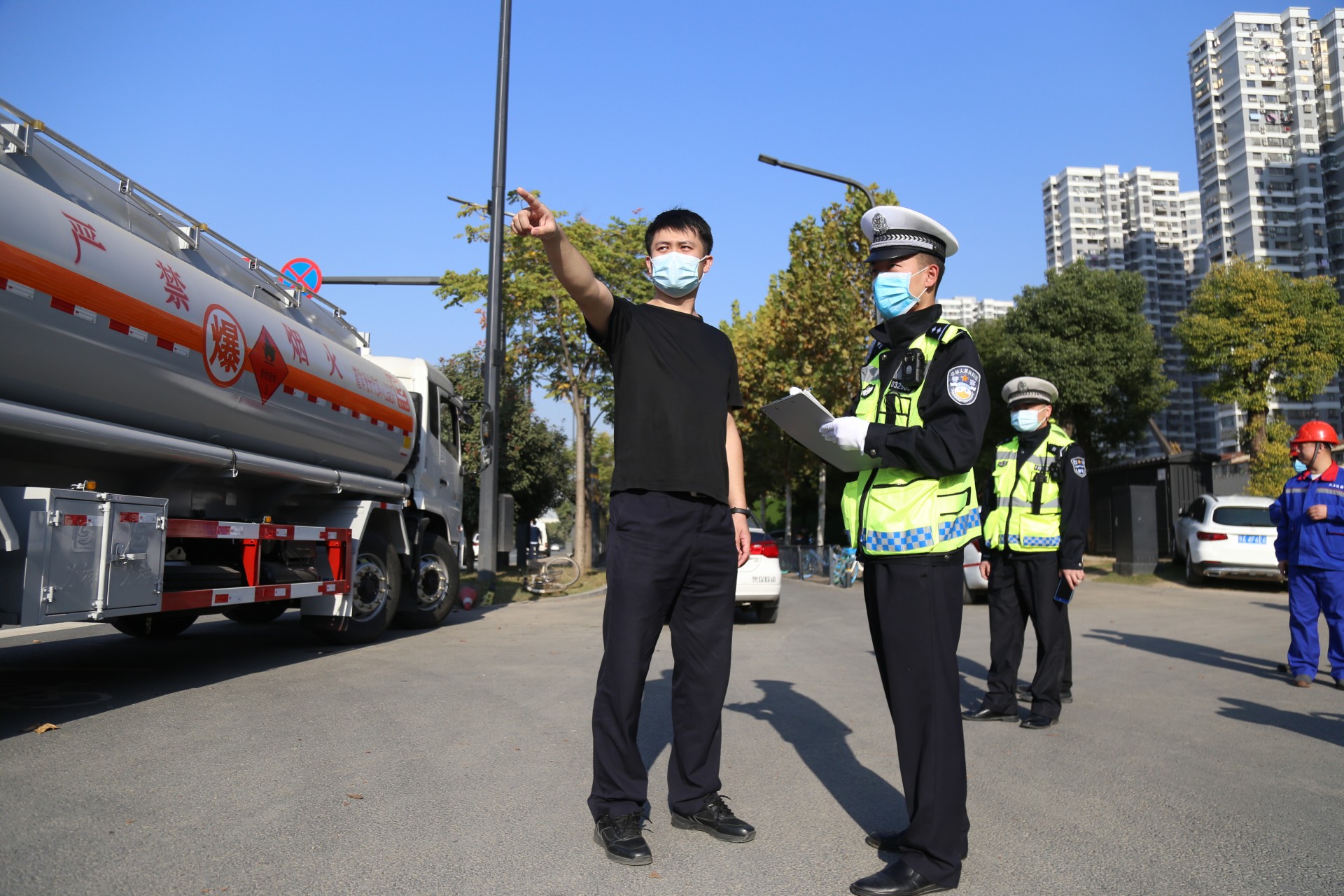 武昌交警开展四位一体联动交通事故应急演练