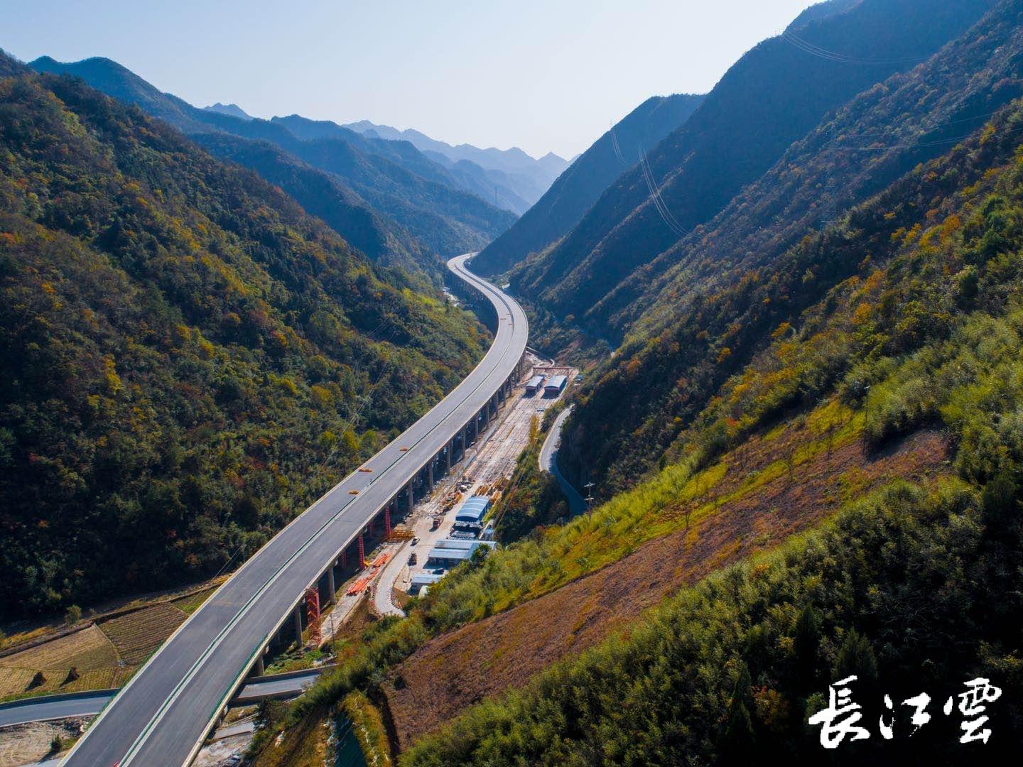 十巫高速开始路面刷黑冲刺年底建成