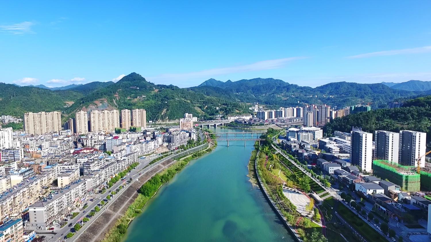 小區市民風景優美南山公園留影市民在城西溼地公園晨練來源:雲上竹山