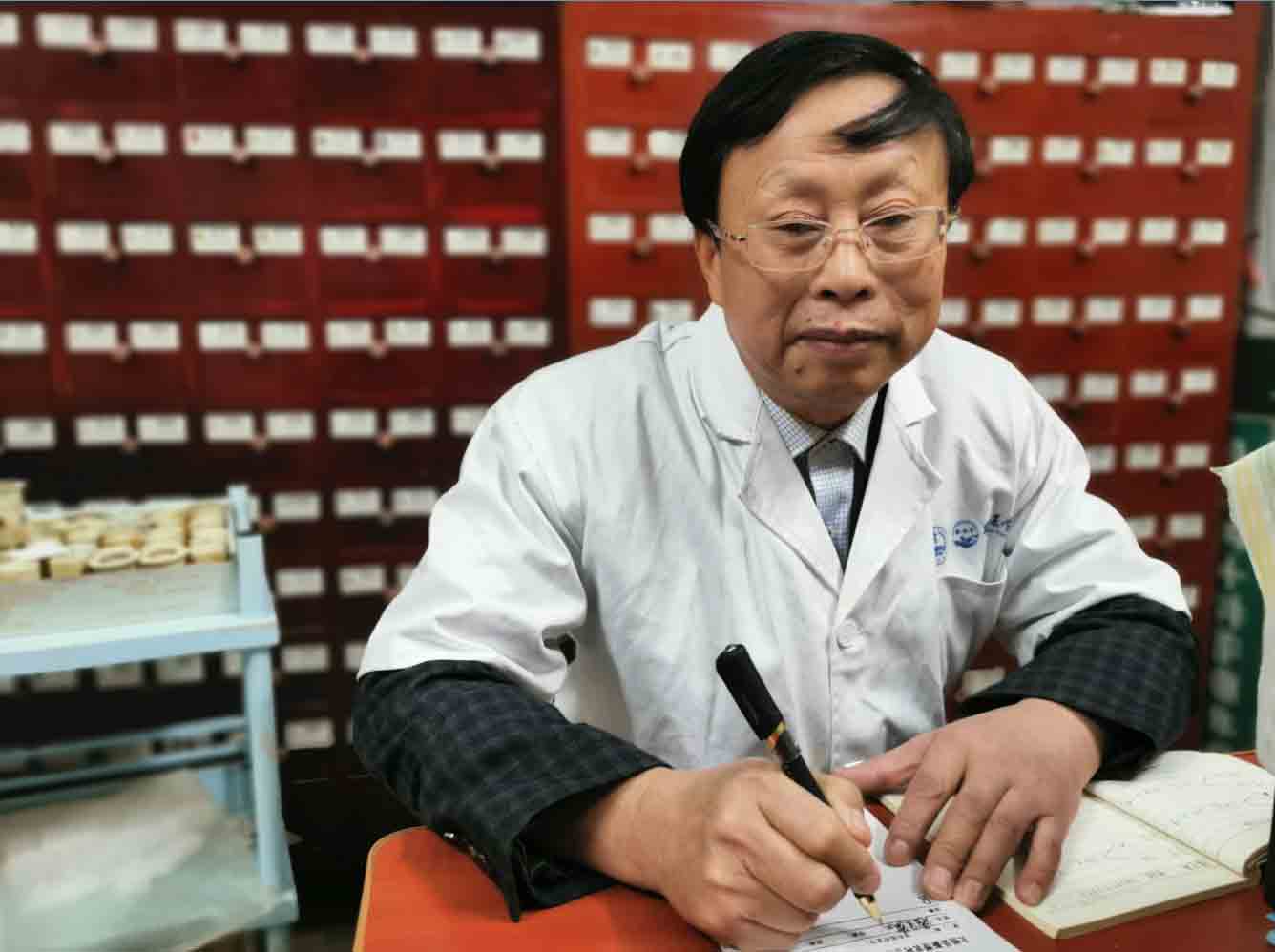 五十三载耕耘杏林七旬古稀扎根乡村