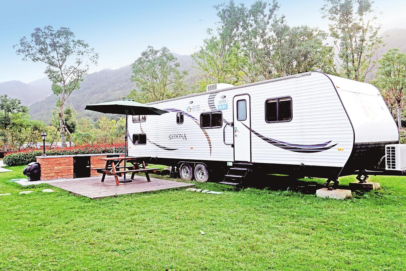 位于凉亭水库旁的途居双峰山房车露营地.