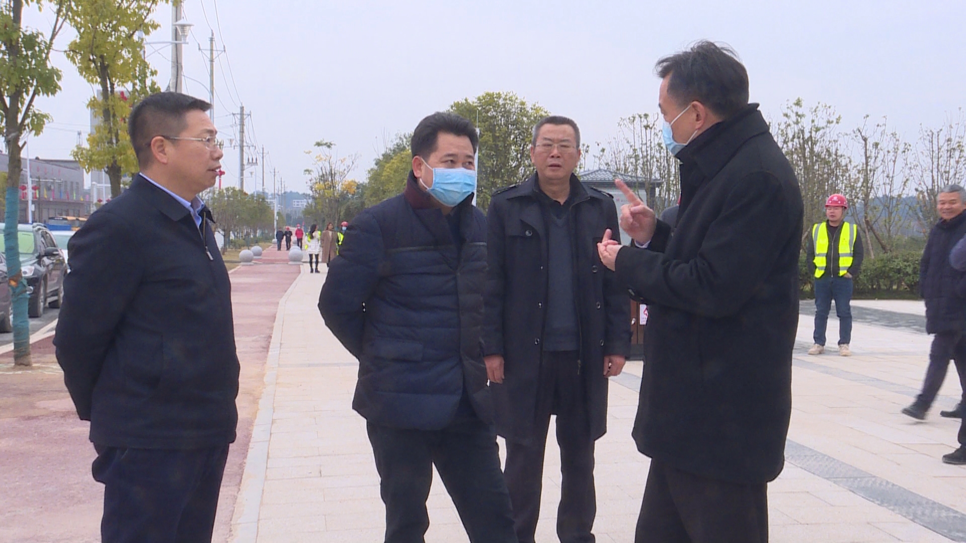 在铁柱河湿地公园,蔚盛斌沿着河道徒步查看橡胶坝,溢流坝建设情况