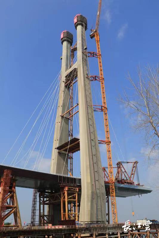 据承建5号墩施工的中铁大桥局五公司安九项目经理连居介绍,为了高质量