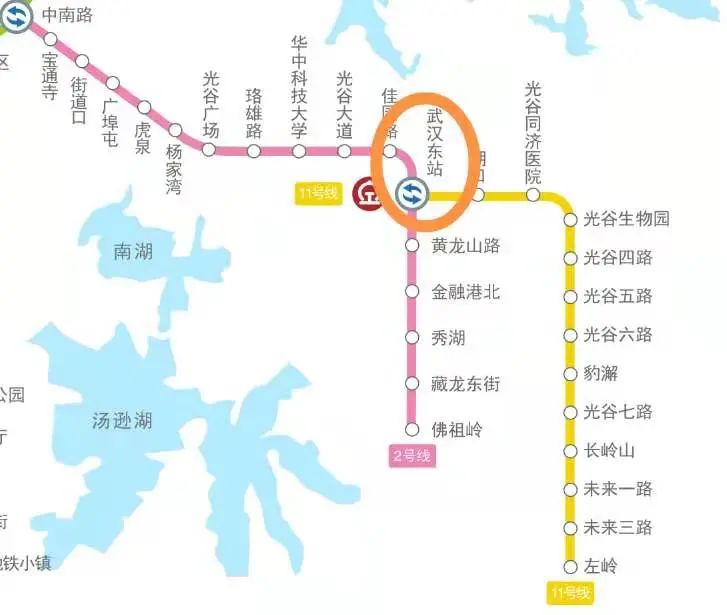 记者前往现场探访发现,地铁站站牌,沿线指示牌,线路图等仍使用"光谷