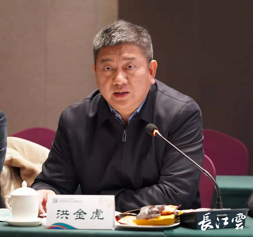 赤壁市政府副市长钱仕忠表示,赤壁将力争用3至5年时间,将全市茶园面积