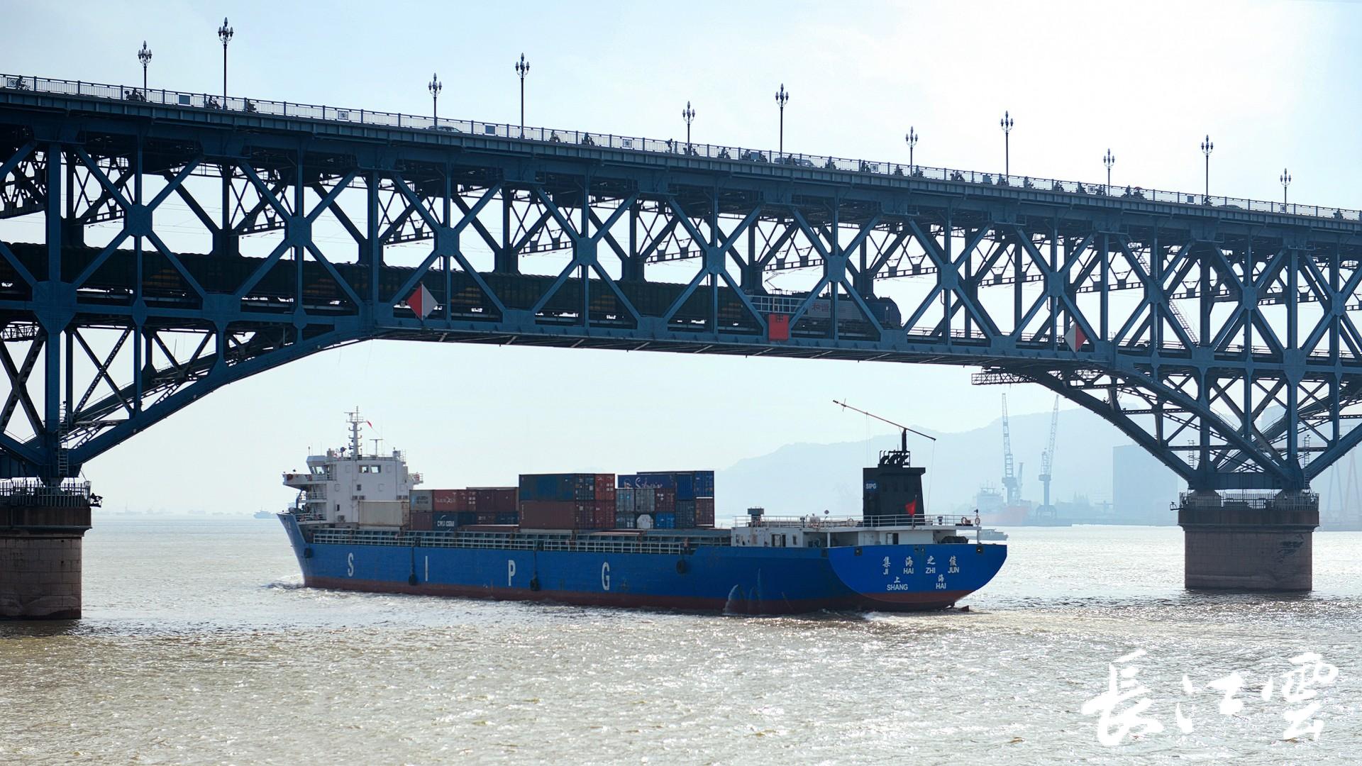 长江干线货物通过量突破30亿吨