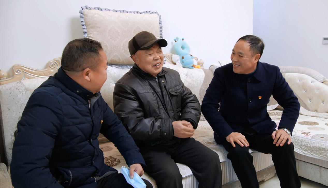 在退伍军人李顺军,基层党员杨选会,吴贵成等家中,县市场监督管理局