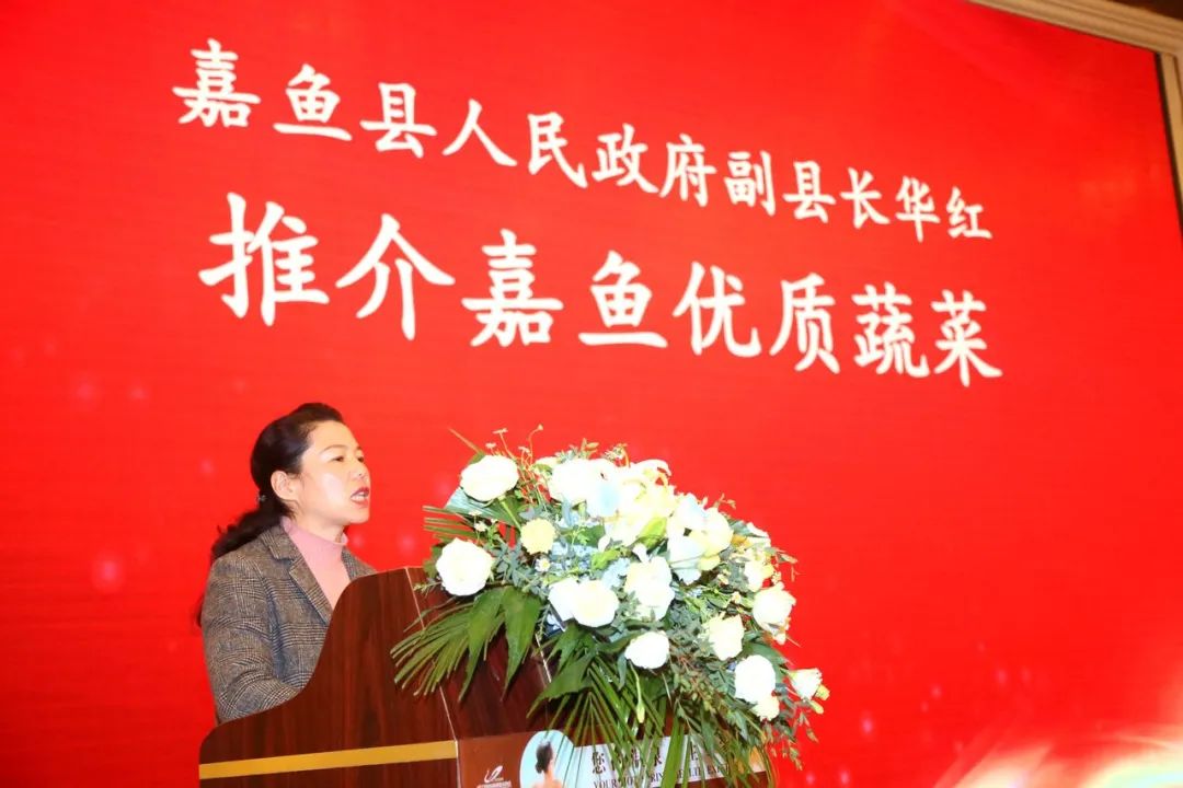 赤壁市政府副市长钱仕忠与赵李桥茶厂企业代表推介赤壁青砖茶赤壁市产