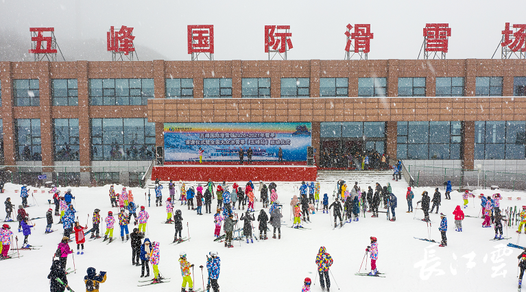 到五峰国际滑雪场滑雪去2000多名滑友雪中驰骋
