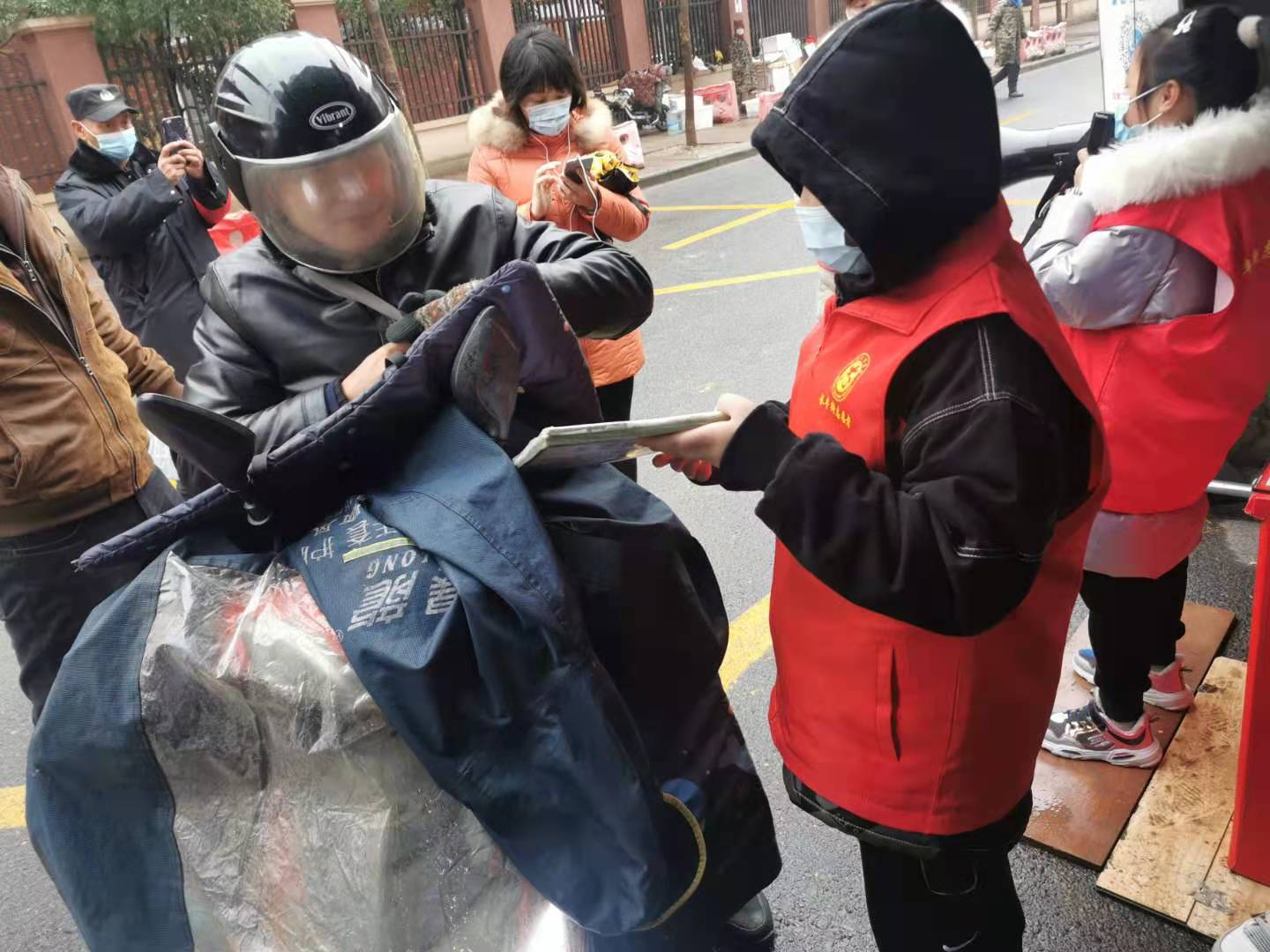 小小少年争当社区志愿者为疫情防控添份力