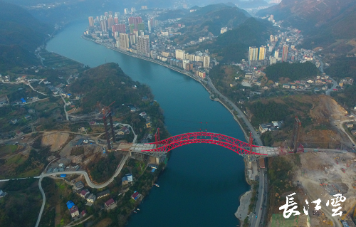 湖北清江又一座特大桥主拱合龙六月底即将通车