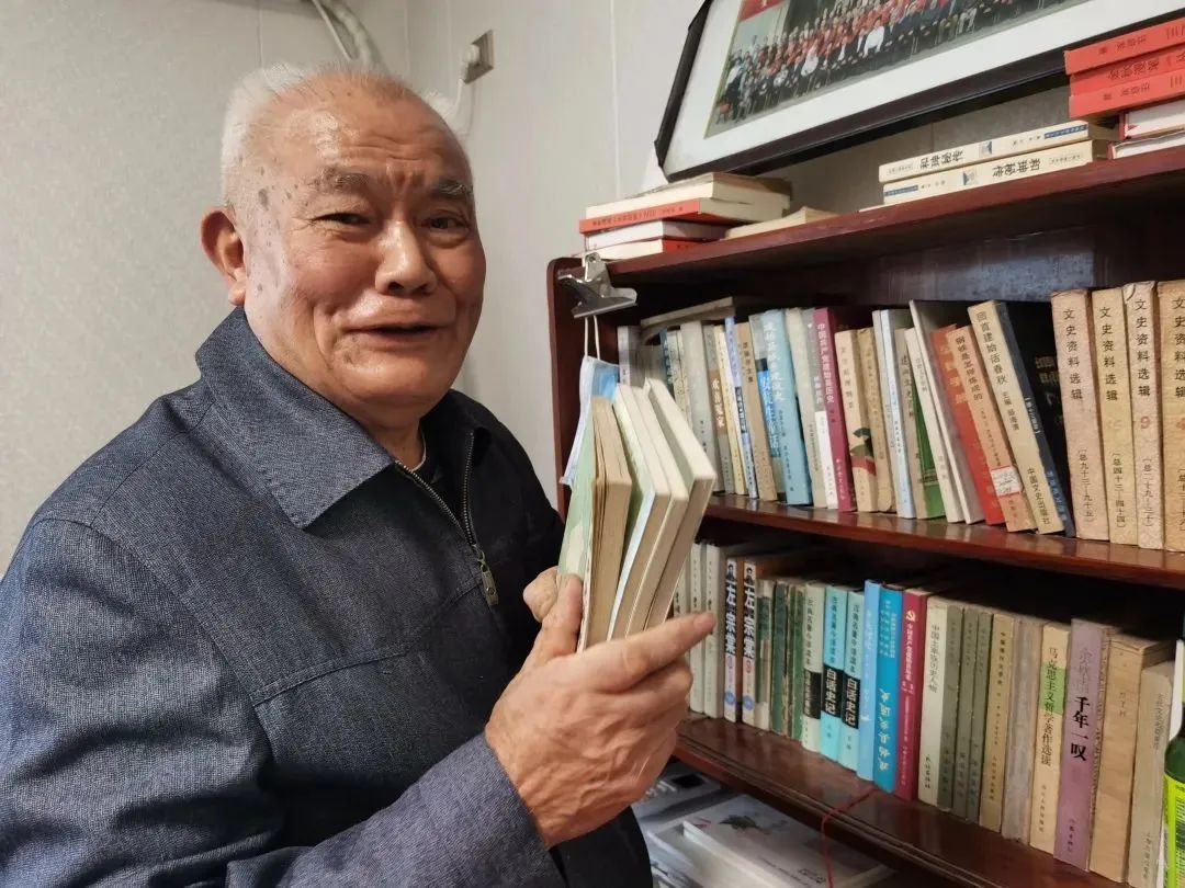 如今,81岁的汪启发身体健康,思维敏捷,还在想着多写点文字,为下一代留