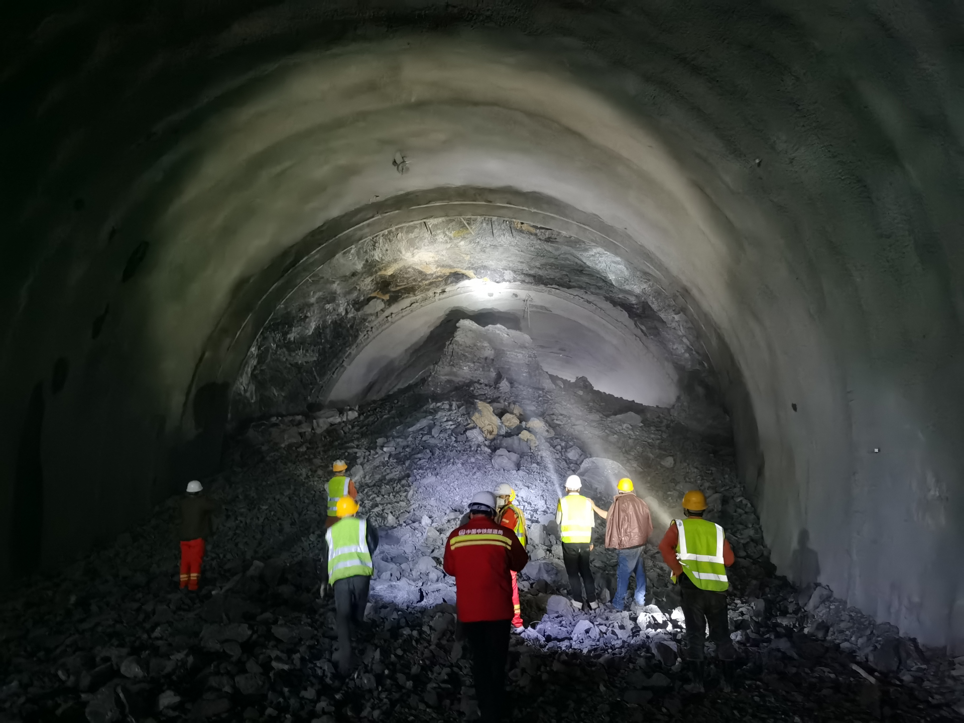 郑万高铁兴山隧道今天贯通