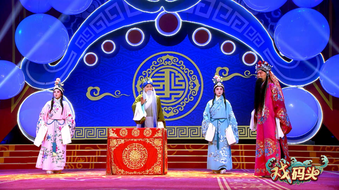 凌云志战队凌珂主帅得知此事后特意来到化妆间看望王宁贴心的凌珂主帅