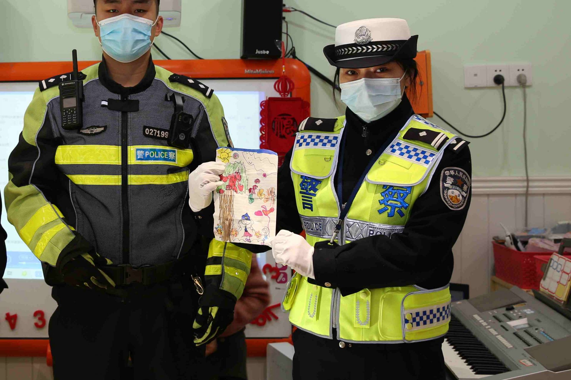 祝警察叔叔阿姨们节日快乐!