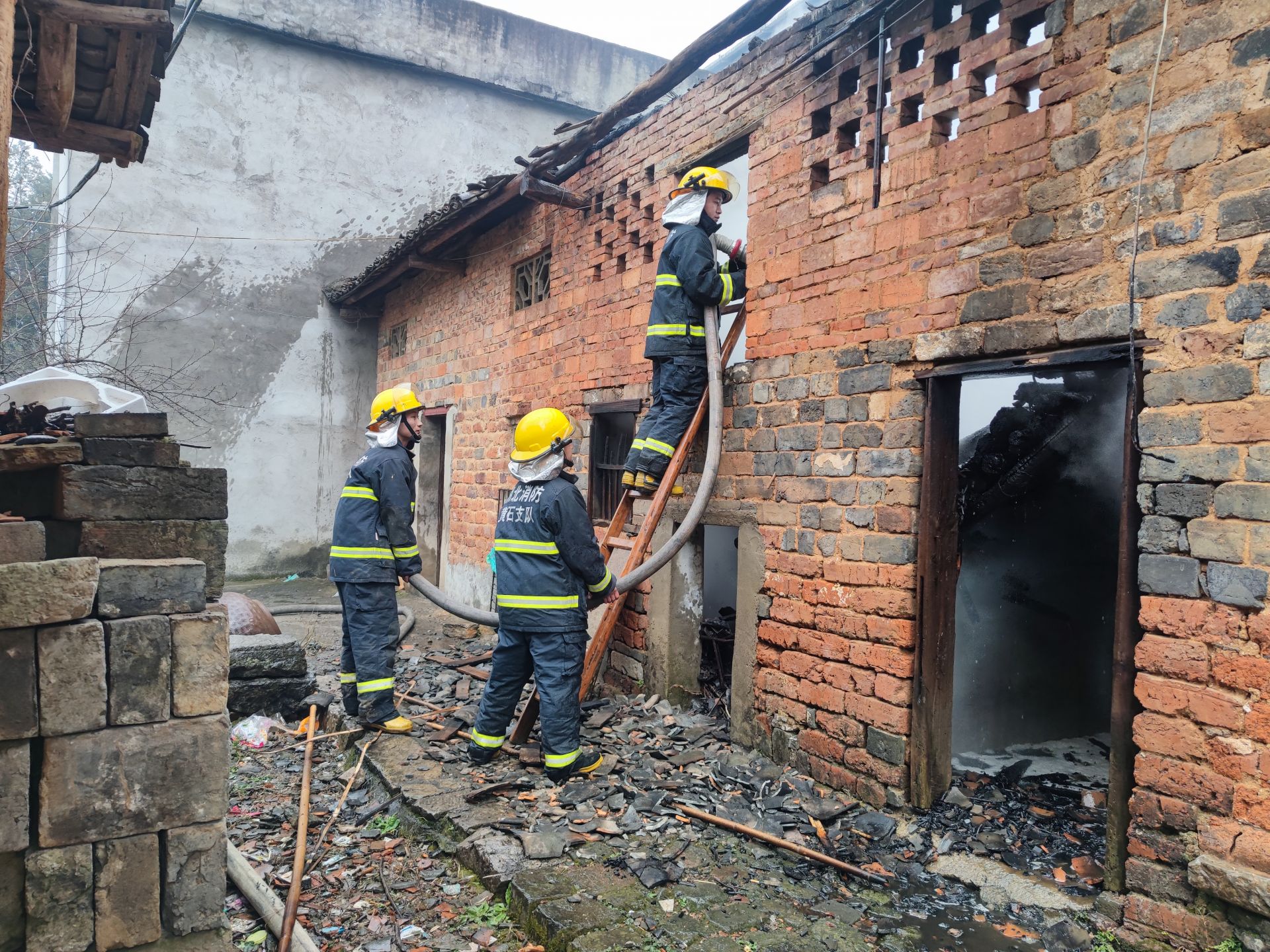 阳新农村柴房突发火灾洋港镇专职消防队紧急扑救