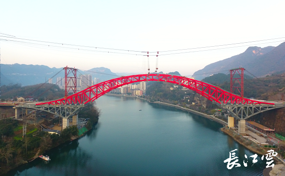 湖北清江又一座特大桥主拱合龙六月底即将通车