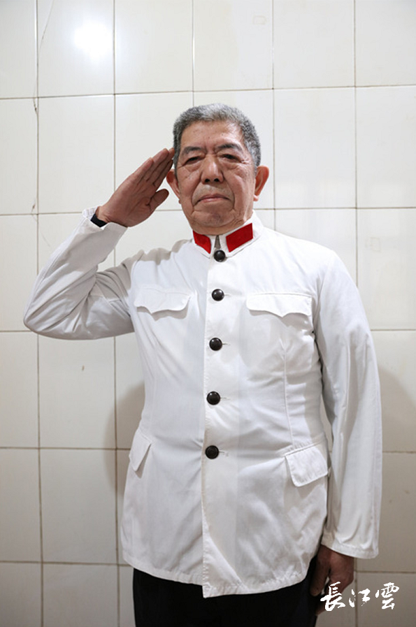 因为工作时留下的腿伤,原本打算2004正式退休的王应明,提前一年离开了