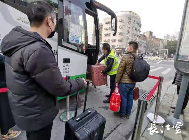 戴好口罩上车发车时间明显缩短武汉292路公交多措并举保障乘客回家