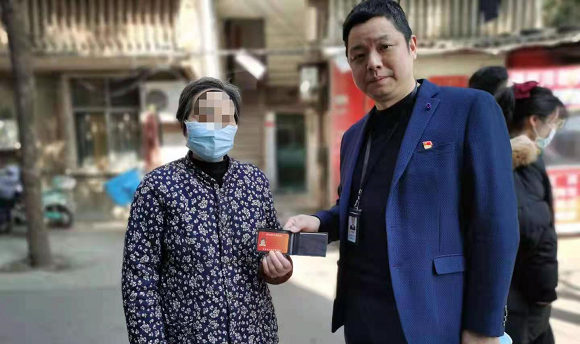 群众事情无小事民警自驾30公里送还失主老年证
