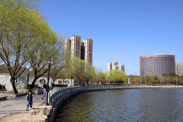 花香柳绿报春来楚都宜城美如画