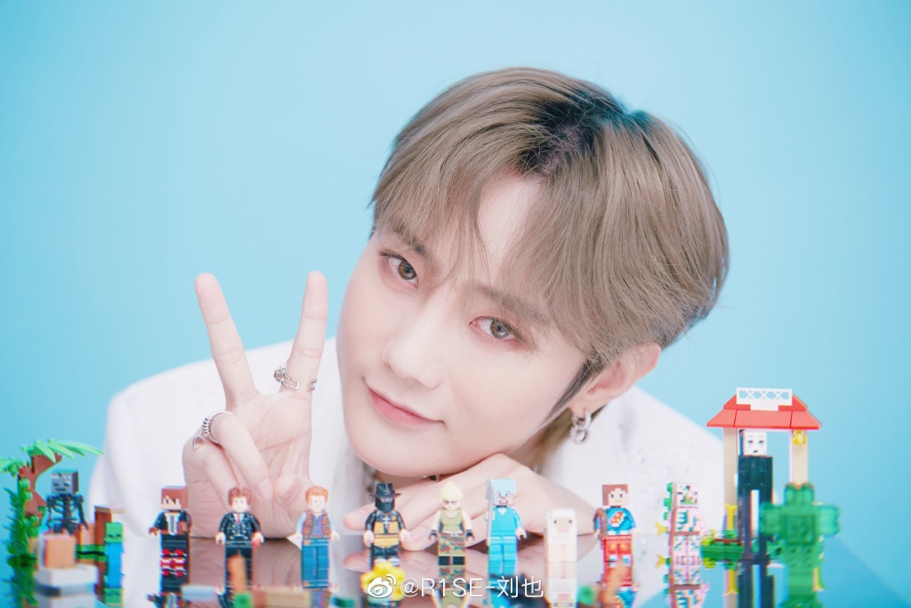 r1se刘也 发博恳求只为睡个觉