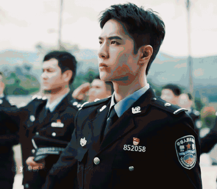 王一博警服路透造型英气十足