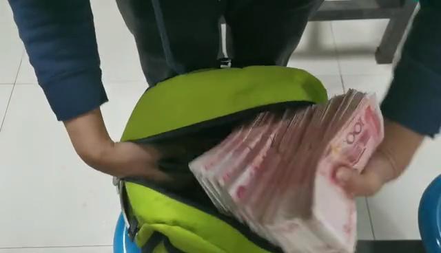 在这辆越野车上,民警发现了一个装满现金的背包.经清点,共计36万余元.