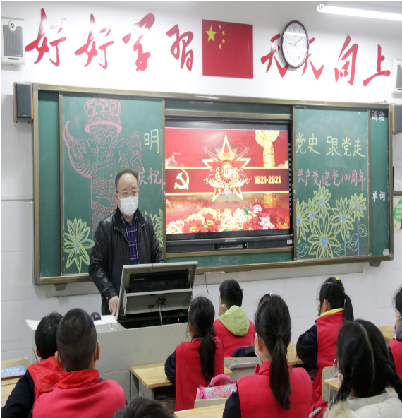 各班班级文化外墙上展出了以"庆祝建党100周年"为主题的精美小报.