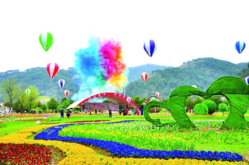 樱花肆意绽放,游客络绎不绝3月20日上午,"大美十堰,浪漫樱花岛"花海