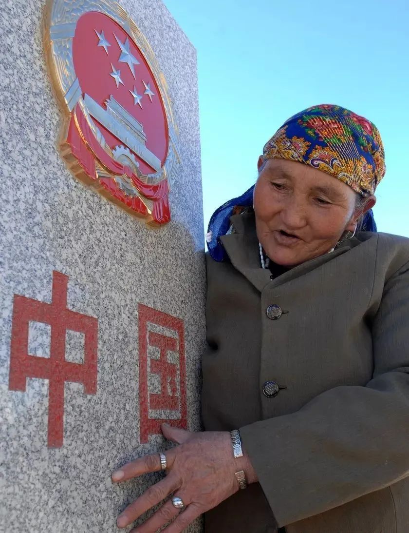 她不会汉语,50多年却在10万多块石头上刻下"中国"俩字