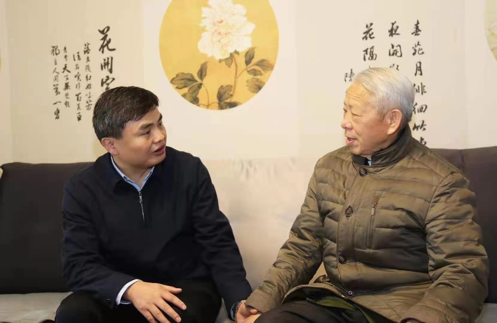 在冯明银,姚道军,李波,蒋国华,唐德桂的家里,冯伟与他们促膝交谈,关切