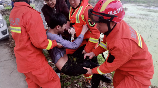 随州男生与家人发生争执欲轻生消防员蹚水救人