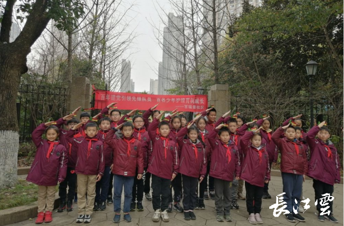 老师的带领下对园区内的树木进行认领,挂上自己一笔笔画出的心愿卡