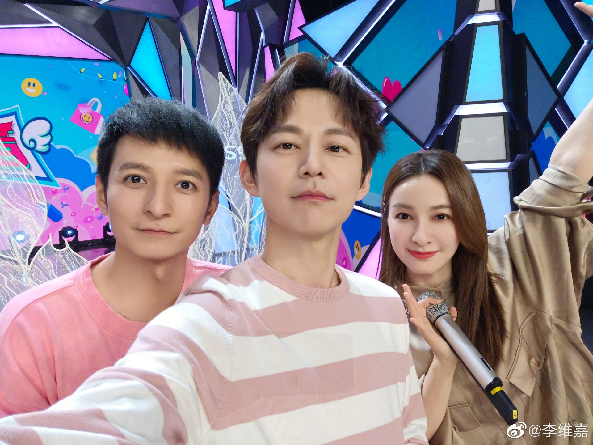 李维嘉晒快乐家族合照