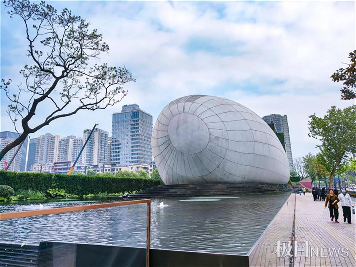 一座长约30米,高约10米的蛋形建筑格外抢眼,引得路人纷纷掏出手机拍照