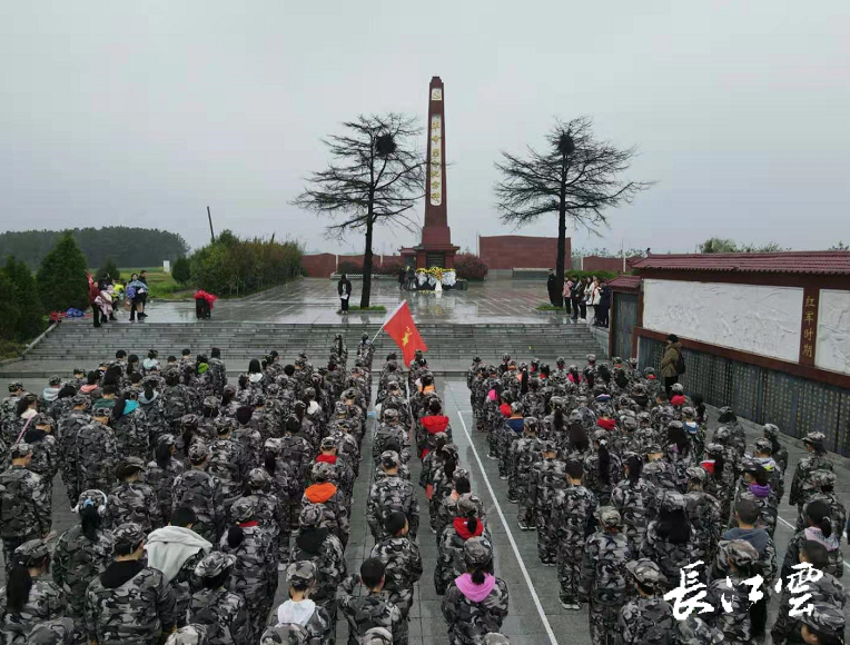 钟祥市长滩镇金星小学六年级学生杨紫娟在钟祥市长滩南山革命烈士陵园