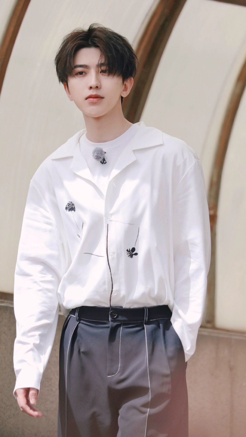 哇蔡徐坤白衬衫造型