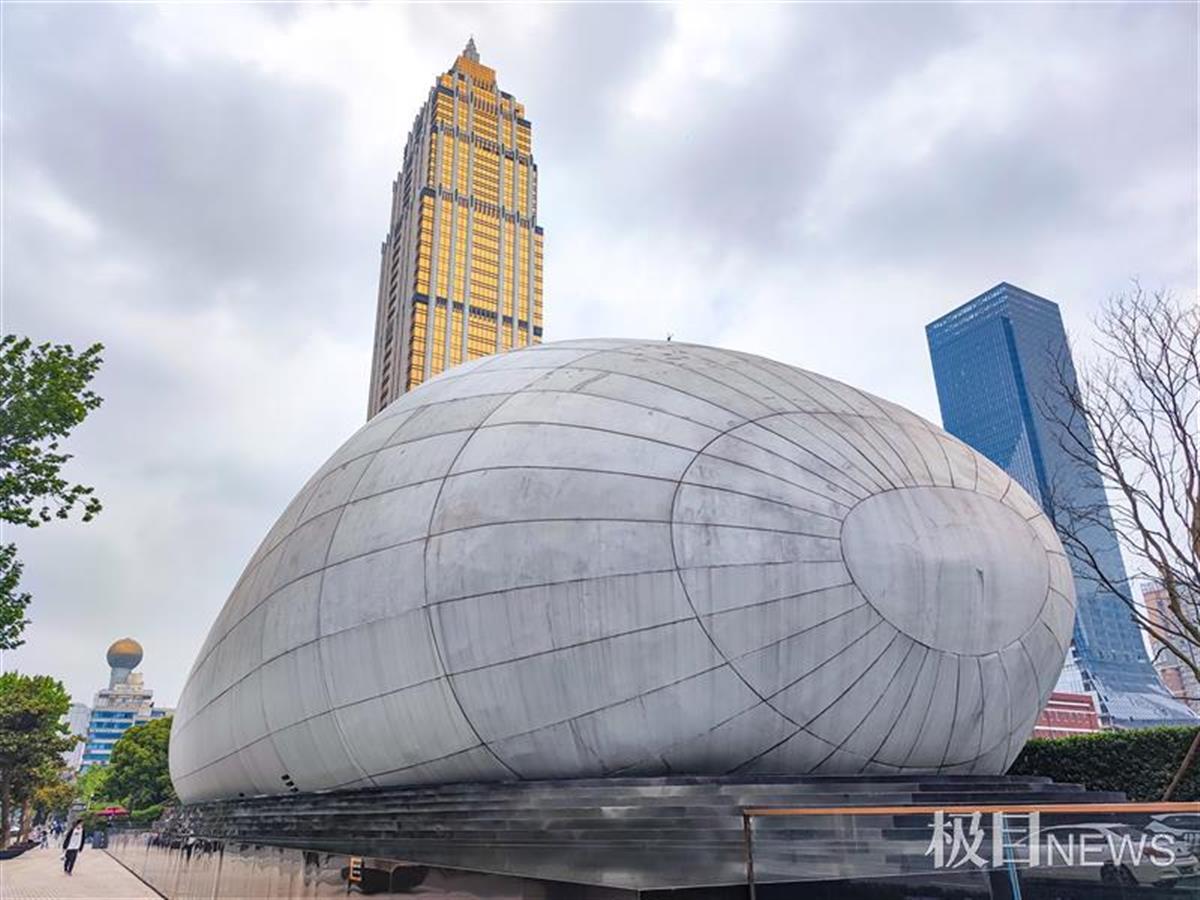 武汉街头惊现巨蛋原来它是