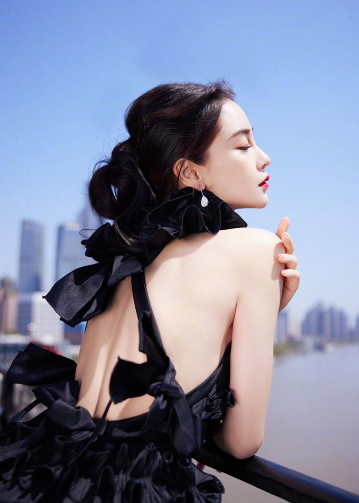 angelababy黑玫瑰波边裙造型展现迷人背影