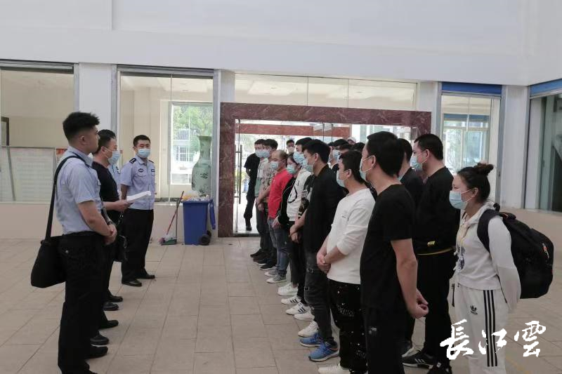 湖北天门警方接返18名偷越国边境违法人员