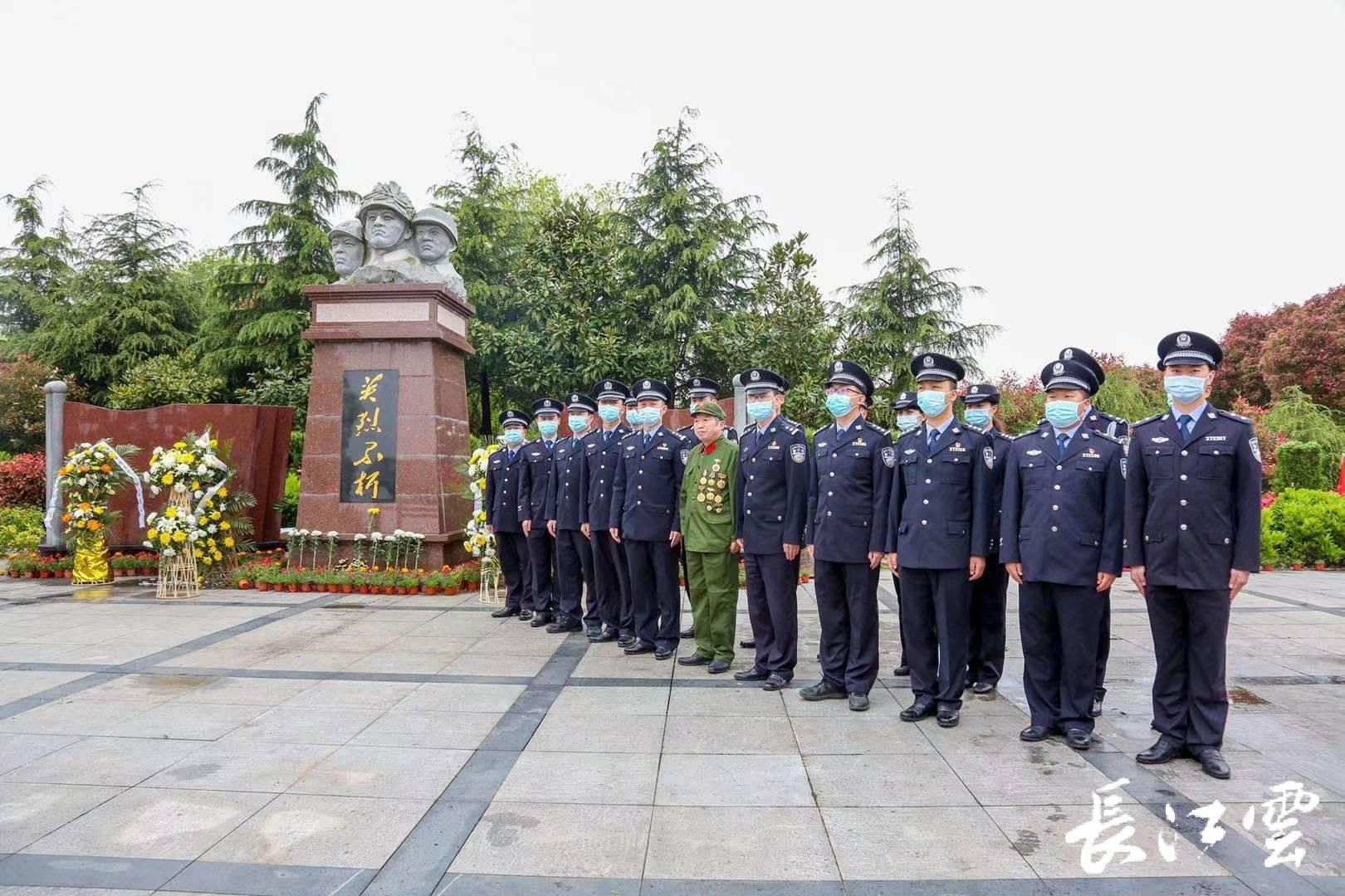 邱应发同志首先与汉口出入境边防检查站全体党员民警就"学党史,听党话