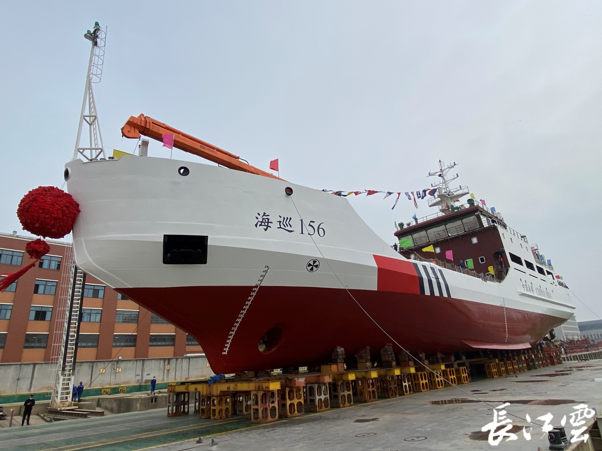 我国首艘具有破冰功能的大型航标船海巡156轮在武汉下水
