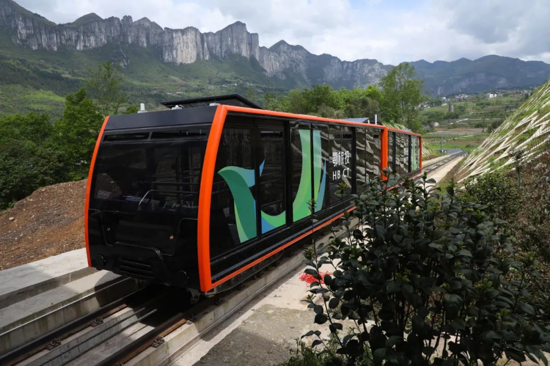 恩施大峡谷湖北首条地面观光缆车正式运营