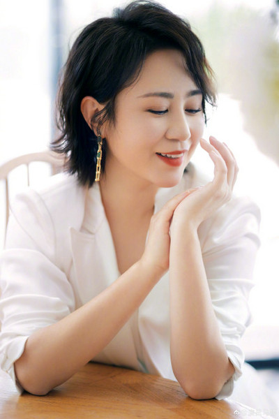 马丽白色套装新造型