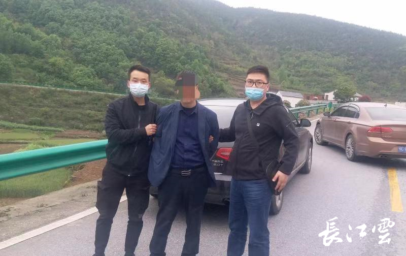 俩男子非法采矿被网上追逃民警围追堵截抓获两人