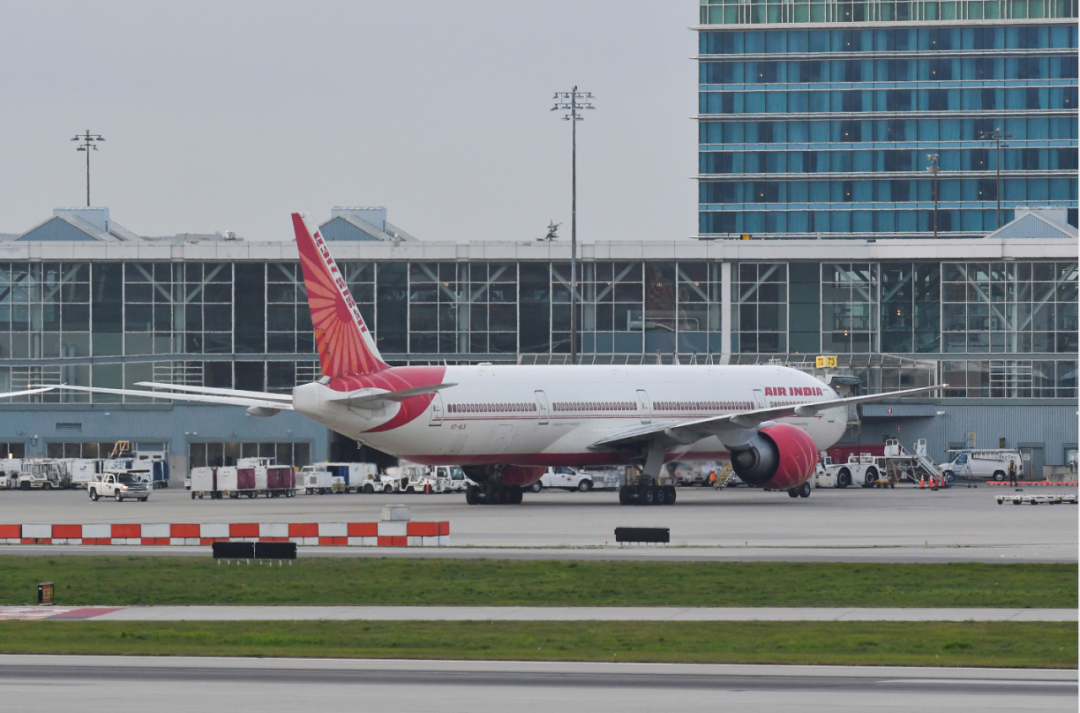 当地时间2021年4月23日,加拿大多伦多,印度航空公司的飞机抵达机场
