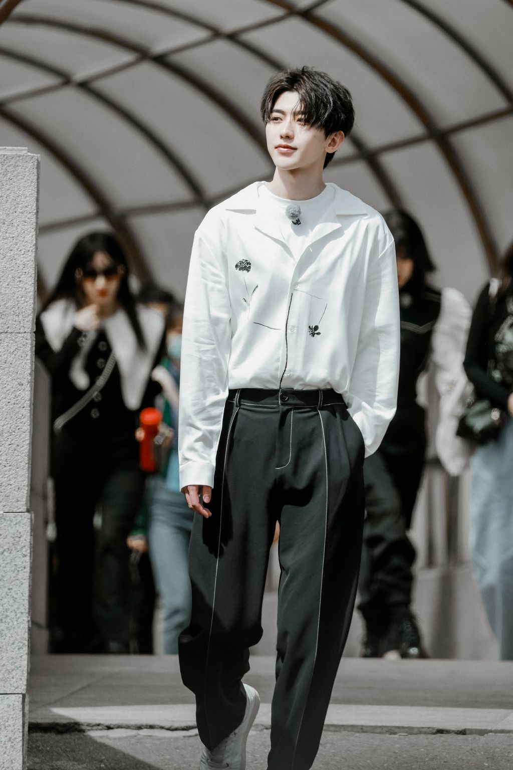 哇蔡徐坤白衬衫造型