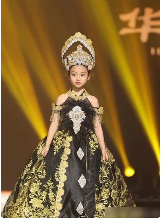 甜馨首次登台走秀颇具超模范儿李小璐台下观看女儿表演